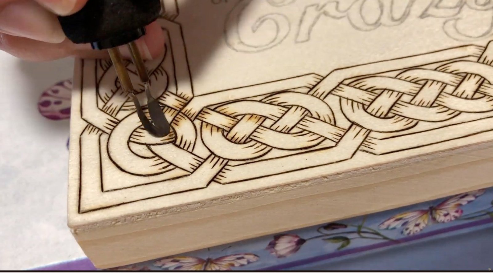Shading a Celtic knot border on a wooden box lid